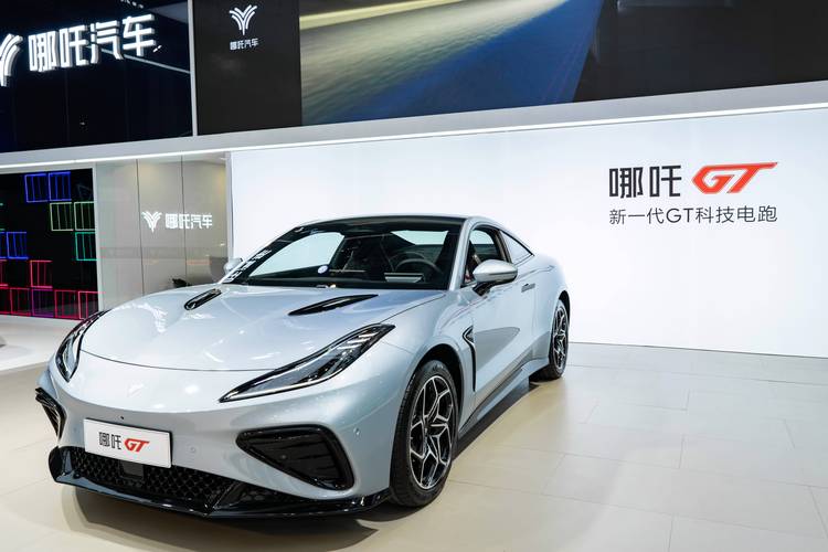 惠州236哪吒汽车在智能汽车领域的表现，领途汽车在新能源汽车市场中的影响力